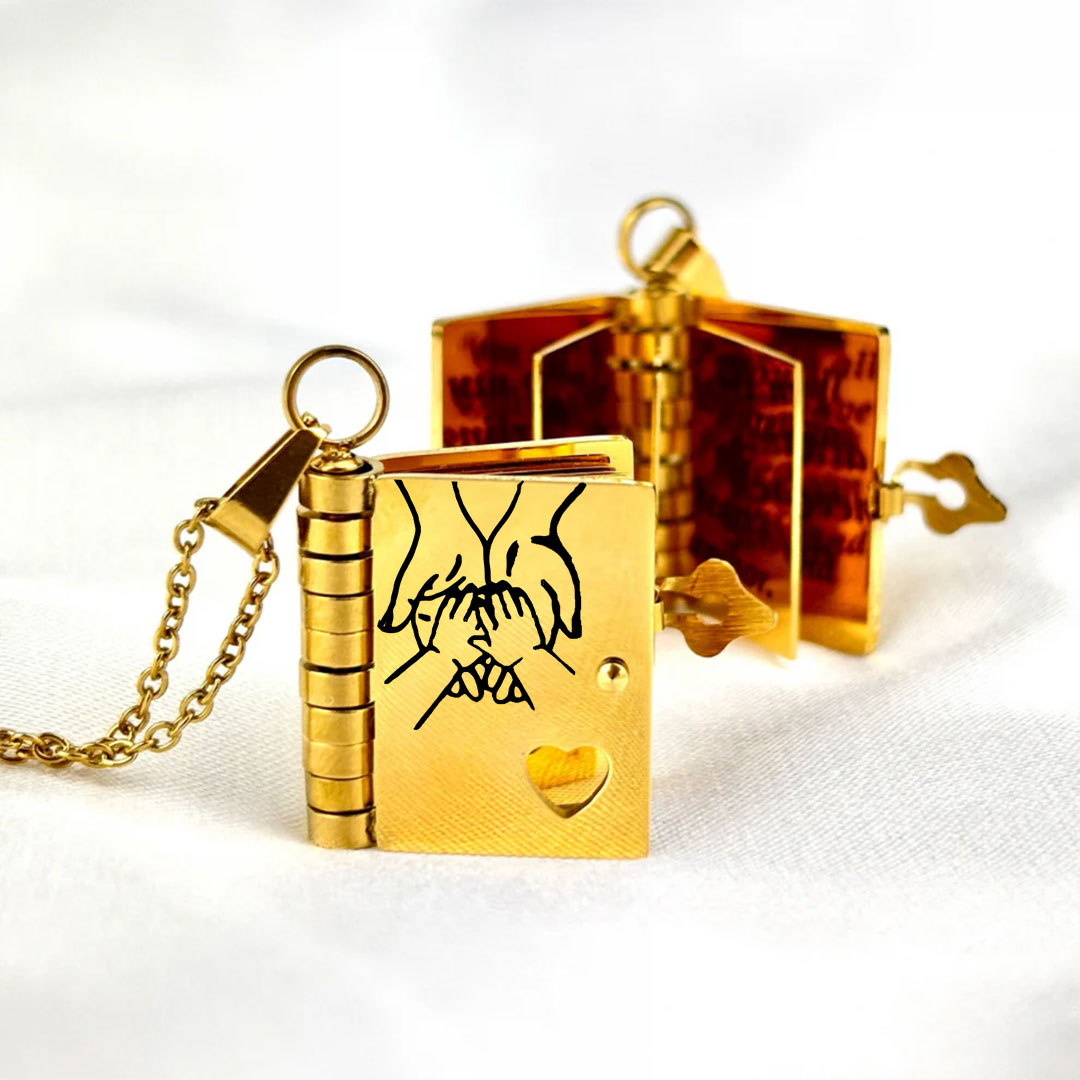 👪Et smykke i rustfritt stål fylt med kjærlighet, gravert med mønstre på overflaten.