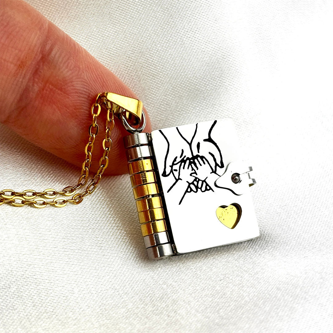 👪Et smykke i rustfritt stål fylt med kjærlighet, gravert med mønstre på overflaten.